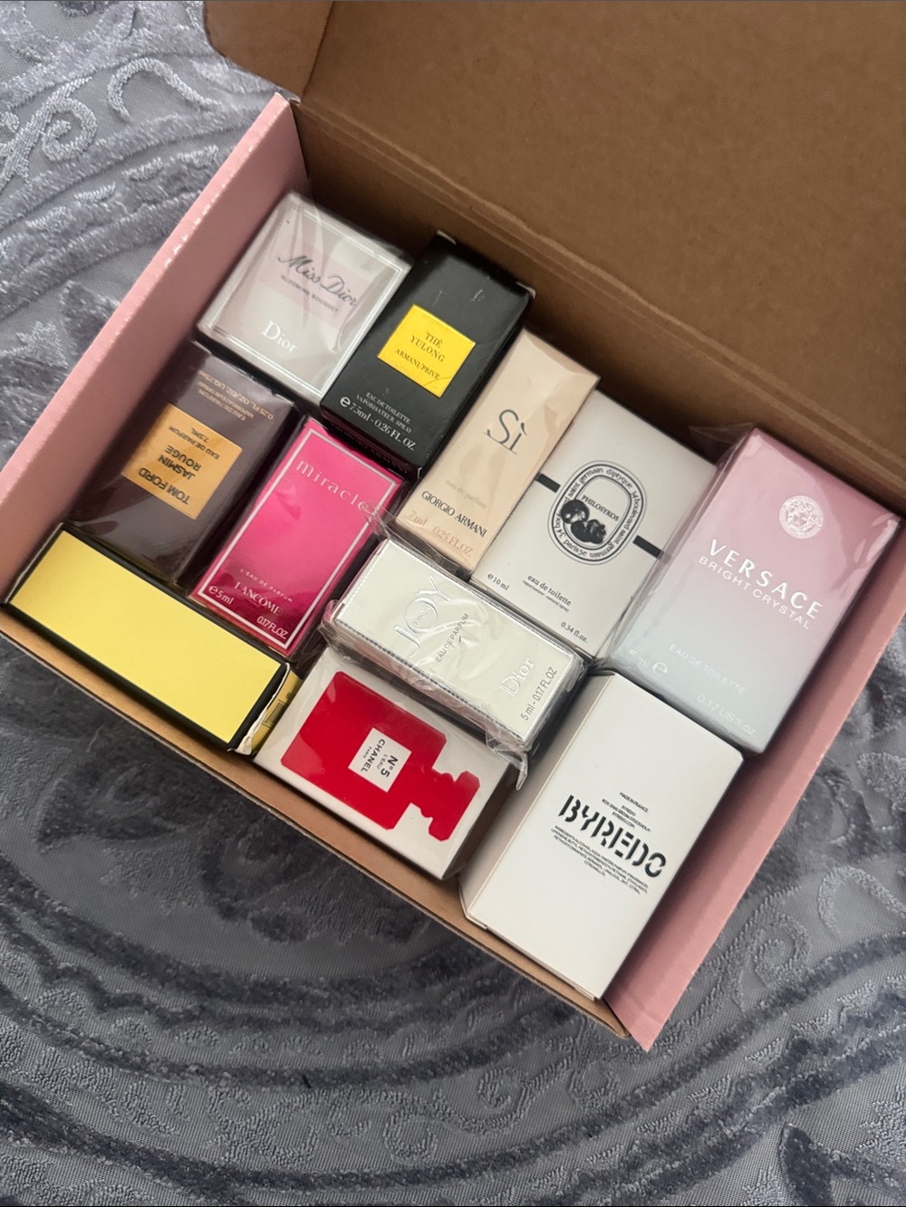 This box contain 12 mini perfume travel size - Picture 3 of 3